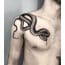 Los 3 tatuajes de serpientes en el pecho con movimiento