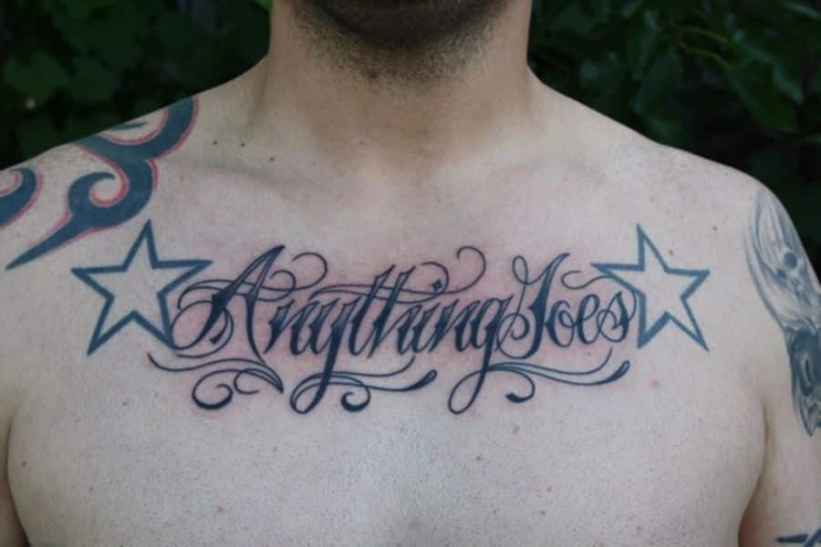 tatuajes en el pecho con letras con simbolos