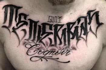 Los tatuajes en el pecho con letras en 3 representaciones