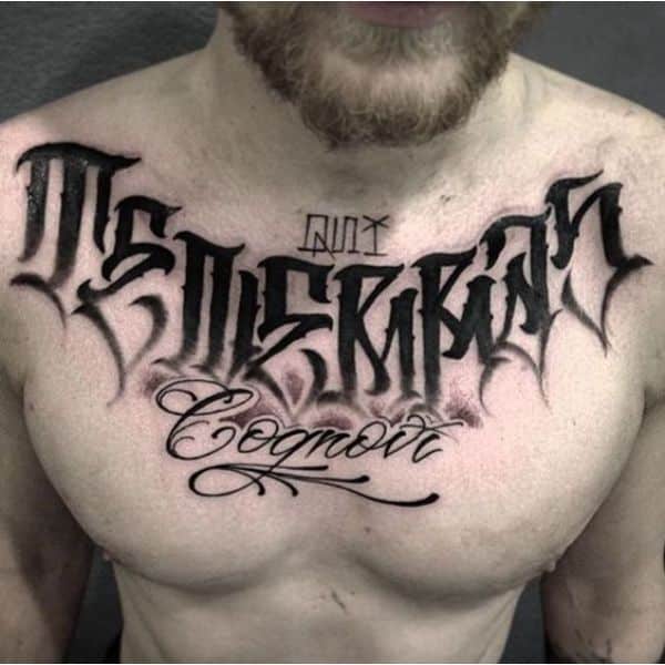 tatuajes en el pecho con letras degradados